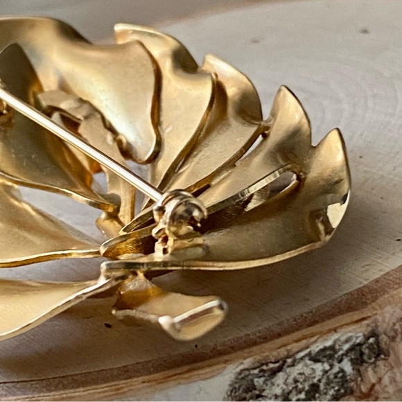 Vintage- Demi-Parure Stylized Gilt Brooch & Clip Back Earrings - Picture 8 of 13